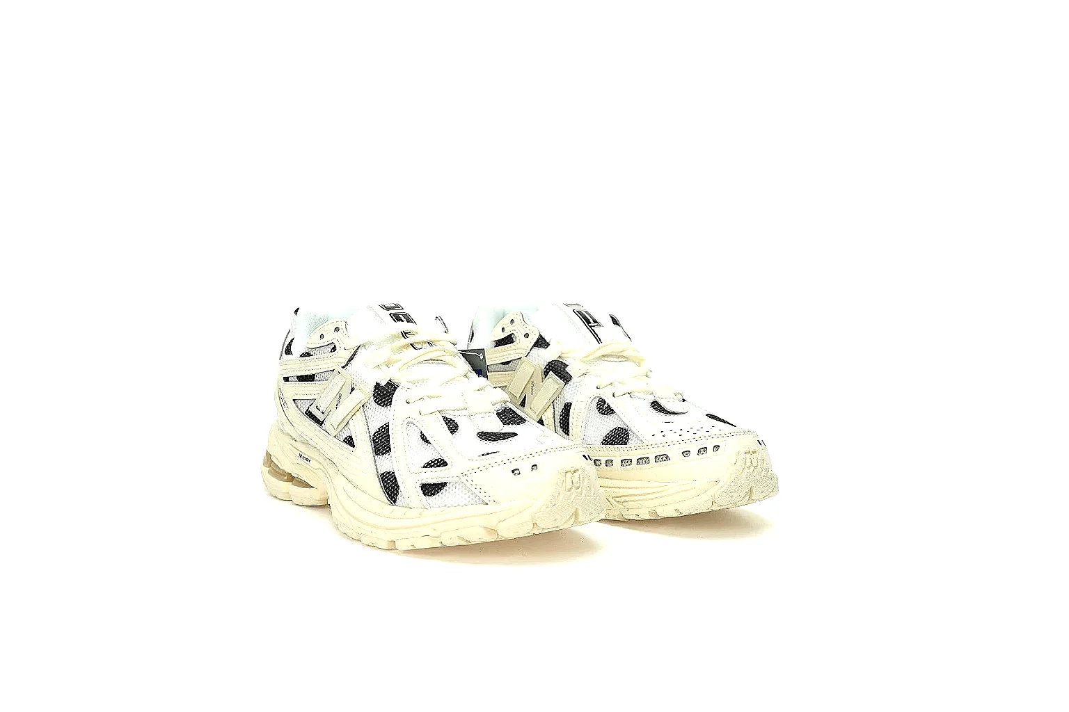 GogoBuy agent brief photos for Asics Cream Black Gel Runner Sneaker thumbnail 3