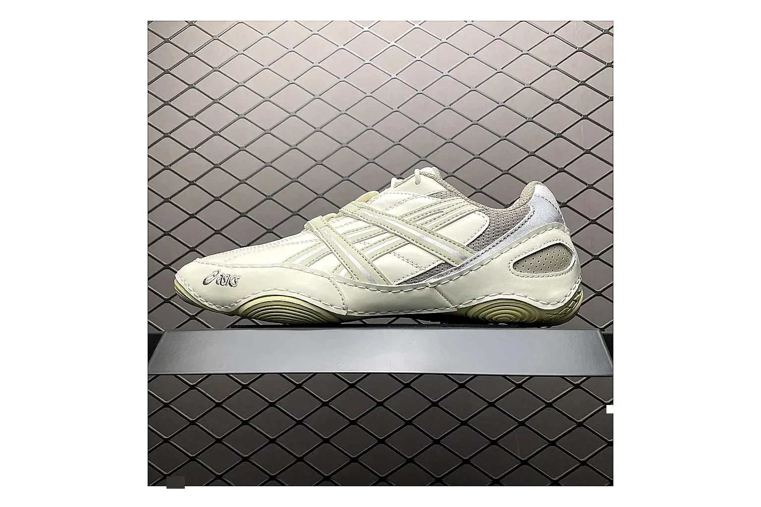 Asics Gel-Kahana Cream Silver shopping brief image showing silver cream gel-kahana trail runner with mixed upper and trail shape