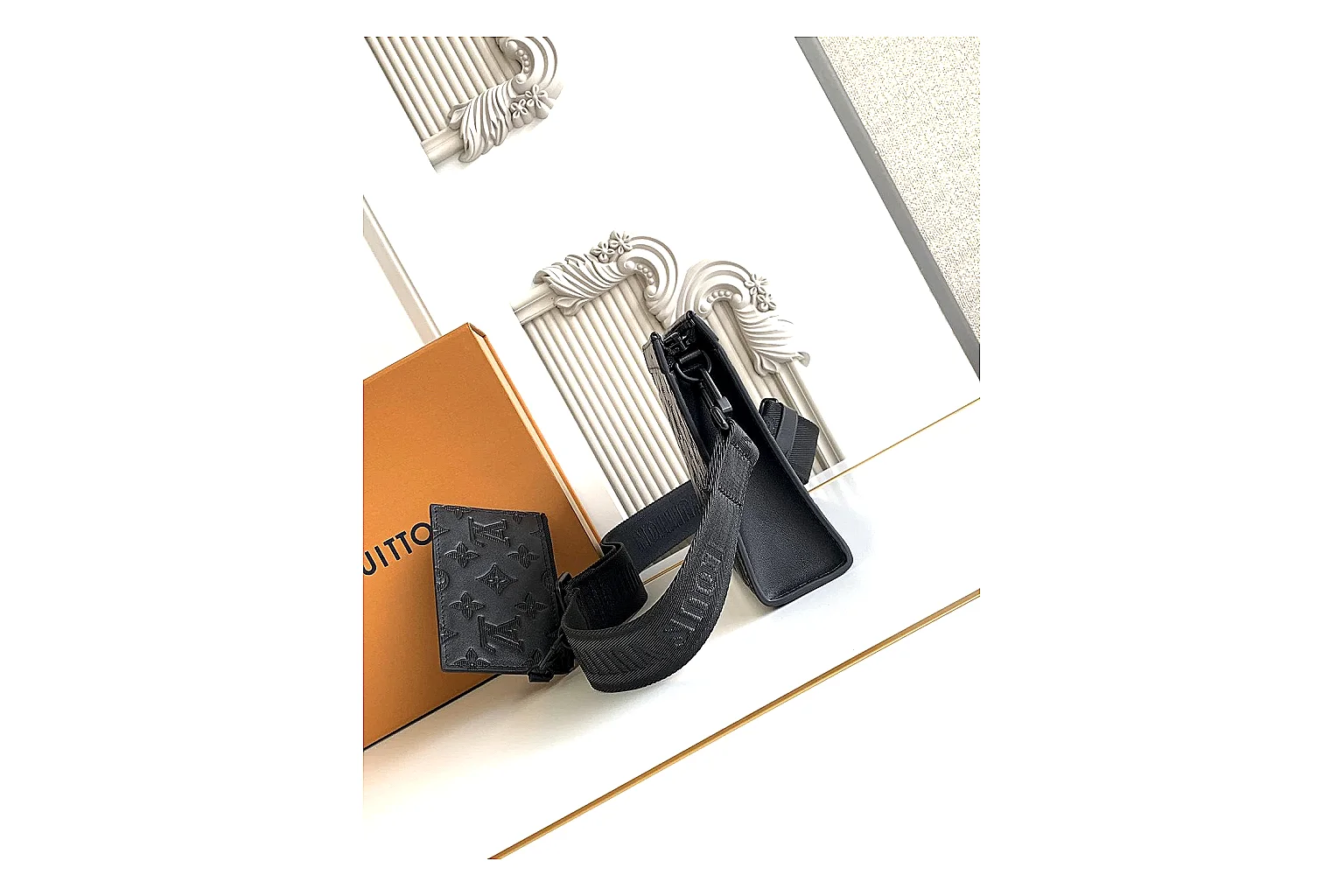 gogobuy.cloud Louis Vuitton Black Monogram Tote Bag 0762 Black structured-tote product image thumbnail 4