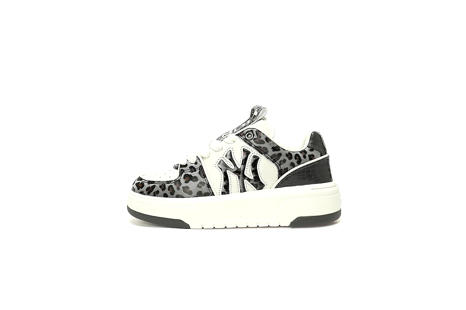 GogoBuy agent brief photos for New Balance Black White Runner Sneaker