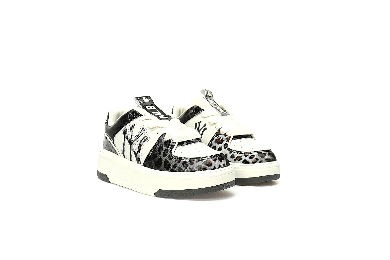 GogoBuy agent brief photos for New Balance Black White Runner Sneaker thumbnail 3