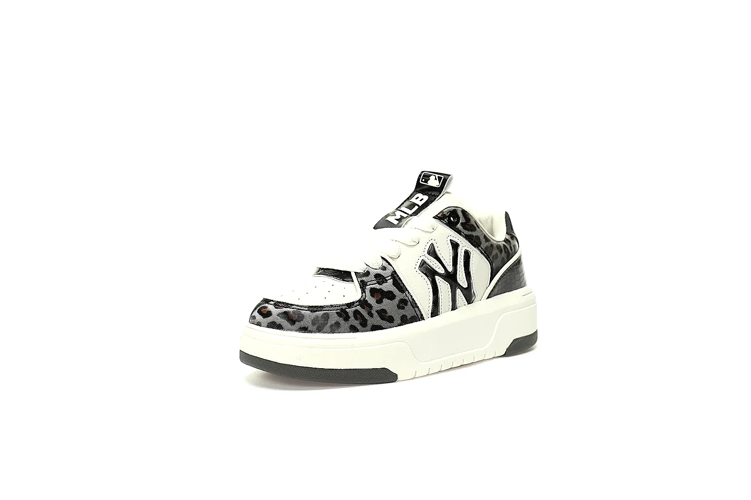 GogoBuy agent brief photos for New Balance Black White Runner Sneaker thumbnail 4
