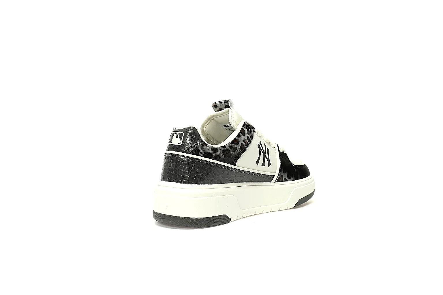 GogoBuy agent brief photos for New Balance Black White Runner Sneaker thumbnail 5