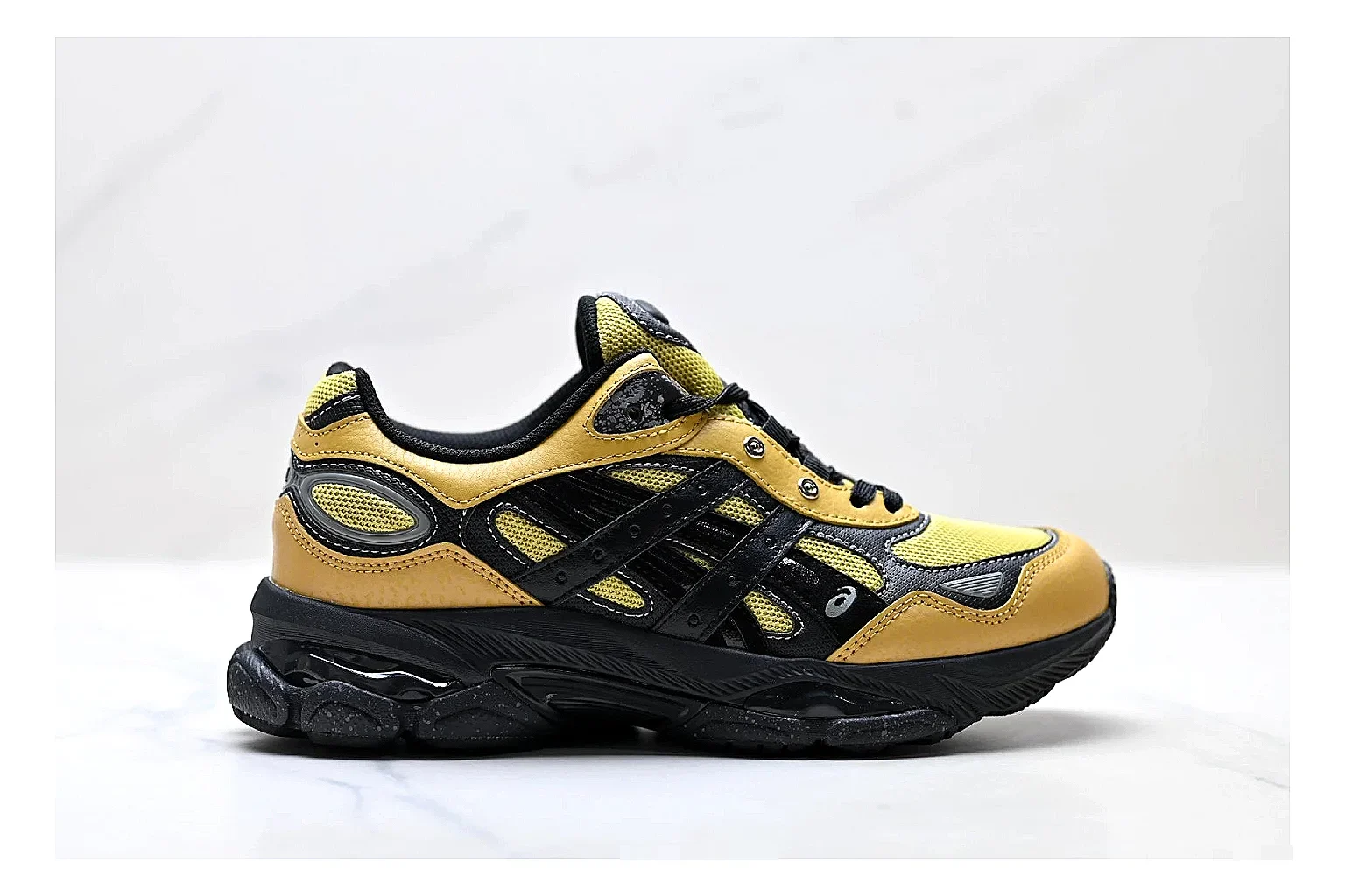 Onitsuka Tiger GEL-C 2.0 Yellow Black Sneakers shopping brief image showing yellow black mesh runner sneakers with mesh-leather texture, side-profile shape, upper panel lines, and outsole detail
