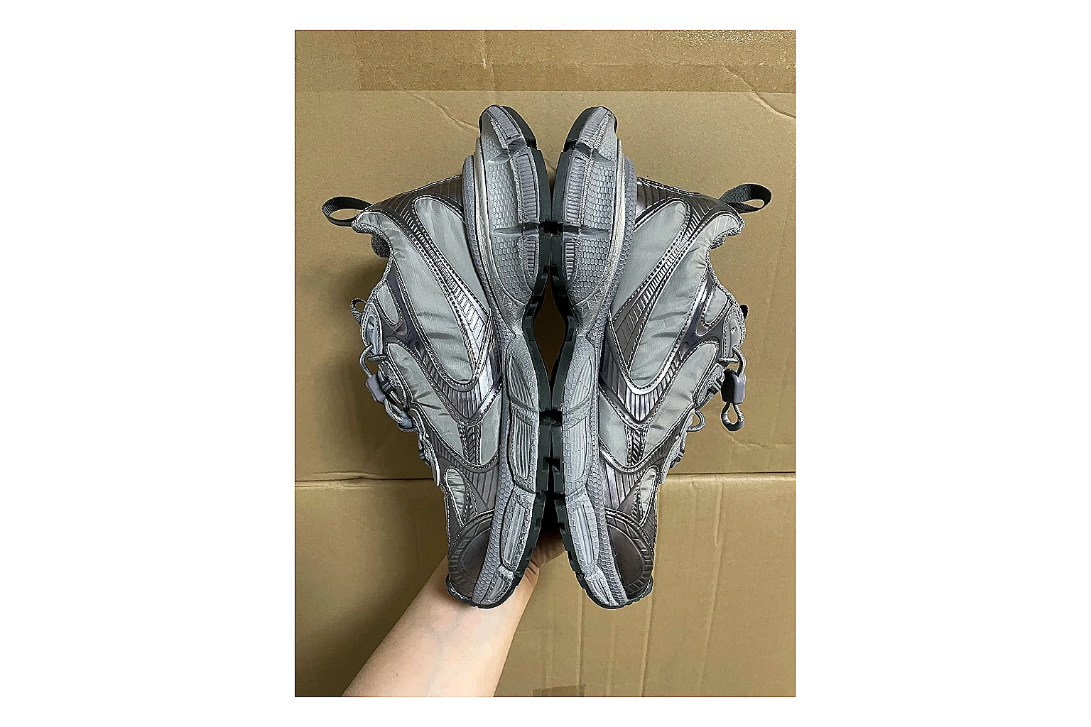 Casual Low-Top Sneaker 0679 shopping brief image showing casual low-top sneaker with clean paneling, textured upper and six-view gallery for daily streetwear styling plus side-profile shape, upper panel lines, and outsole detail thumbnail 5