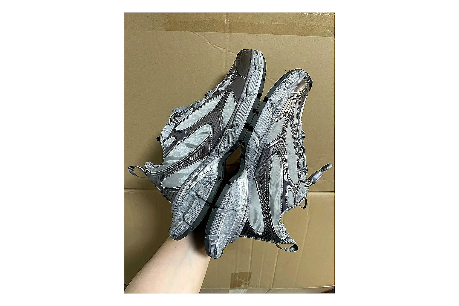 Casual Low-Top Sneaker 0679 shopping brief image showing casual low-top sneaker with clean paneling, textured upper and six-view gallery for daily streetwear styling plus side-profile shape, upper panel lines, and outsole detail thumbnail 6