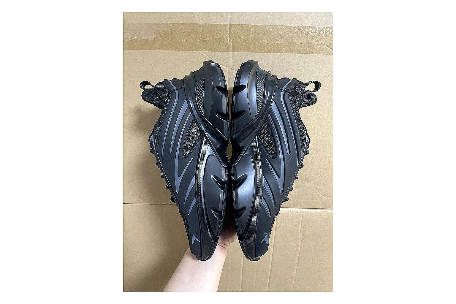 Casual Low-Top Sneaker 5666 shopping brief image showing casual low-top sneaker with clean paneling, textured upper and six-view gallery for daily streetwear styling plus side-profile shape, upper panel lines, and outsole detail thumbnail 4