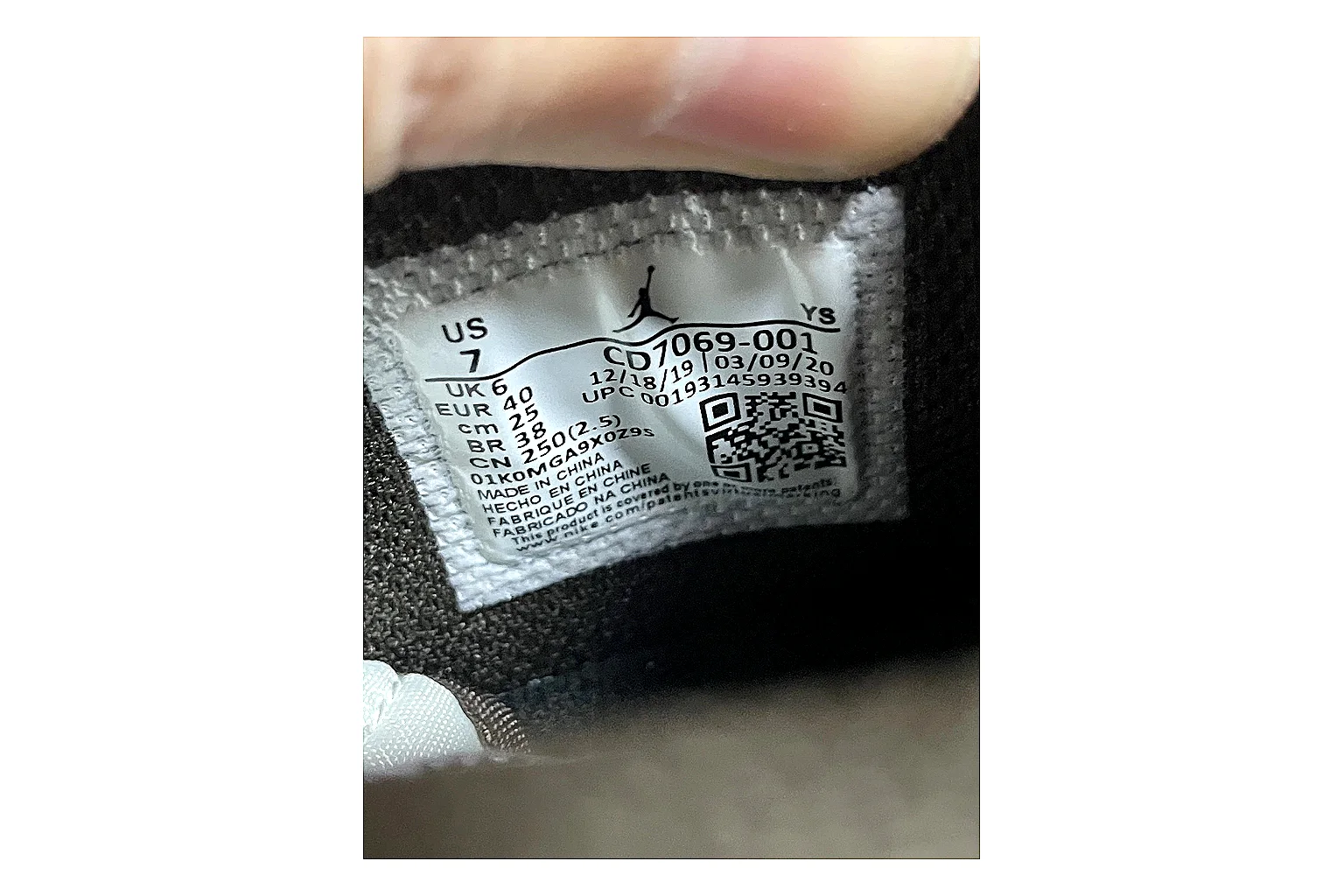 Casual Low-Top Sneaker 5802 shopping brief image showing casual low-top sneaker with clean paneling, textured upper and six-view gallery for daily streetwear styling plus side-profile shape, upper panel lines, and outsole detail thumbnail 2
