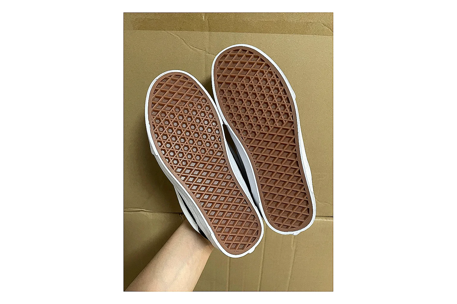 Casual Low-Top Sneaker 7560 shopping brief image showing casual low-top sneaker with clean paneling, textured upper and six-view gallery for daily streetwear styling plus side-profile shape, upper panel lines, and outsole detail thumbnail 3