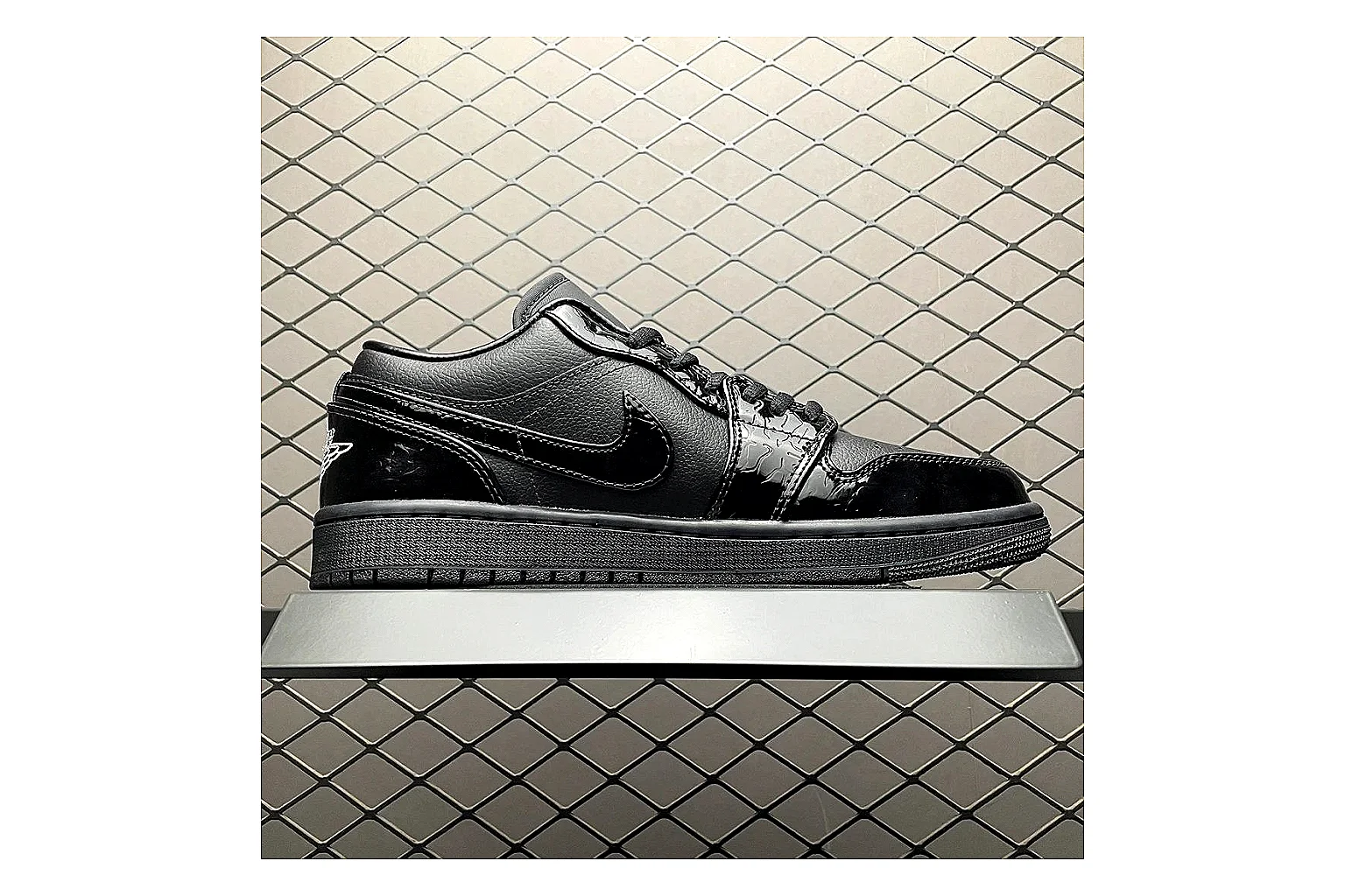 Casual Low-Top Sneaker 9723 shopping brief image showing casual low-top sneaker with clean paneling, textured upper and six-view gallery for daily streetwear styling plus side-profile shape, upper panel lines, and outsole detail thumbnail 4