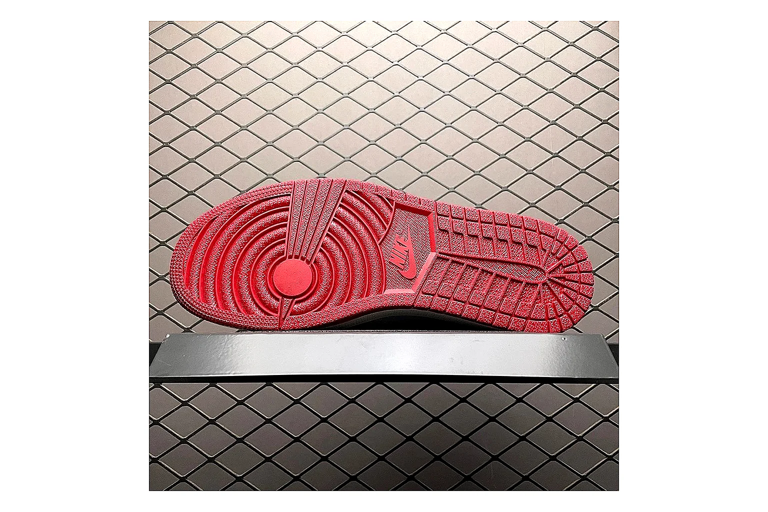 Casual Low-Top Sneaker 9725 shopping brief image showing casual low-top sneaker with clean paneling, textured upper and six-view gallery for daily streetwear styling plus side-profile shape, upper panel lines, and outsole detail thumbnail 3