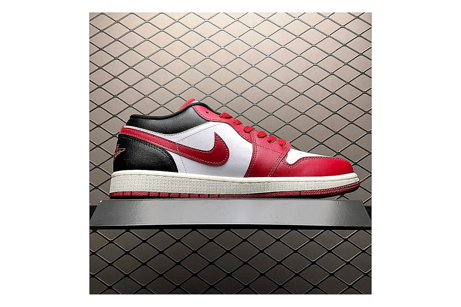 Casual Low-Top Sneaker 9725 shopping brief image showing casual low-top sneaker with clean paneling, textured upper and six-view gallery for daily streetwear styling plus side-profile shape, upper panel lines, and outsole detail thumbnail 4