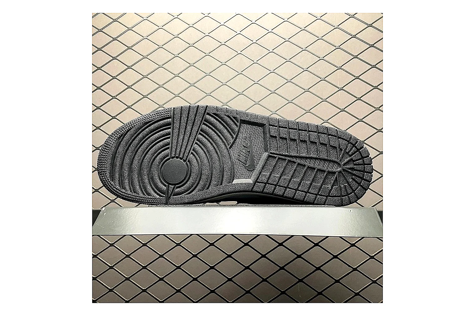 Casual Low-Top Sneaker 9728 shopping brief image showing casual low-top sneaker with clean paneling, textured upper and six-view gallery for daily streetwear styling plus side-profile shape, upper panel lines, and outsole detail thumbnail 3