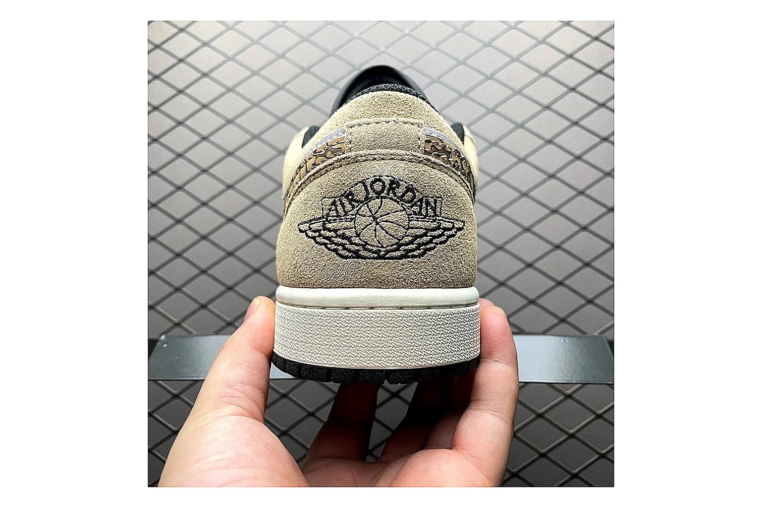 Casual Low-Top Sneaker 9728 shopping brief image showing casual low-top sneaker with clean paneling, textured upper and six-view gallery for daily streetwear styling plus side-profile shape, upper panel lines, and outsole detail thumbnail 5